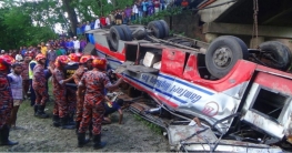 ব্রিজের রেলিং ভেঙে বাস খাদে, নিহত বেড়ে ৮