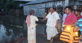 লুঙ্গি পরে কুড়িগ্রামে বন্যাদুর্গতদের পাশে প্রতিমন্ত্রী জাকির