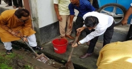 ডেঙ্গু প্রতিরোধে ড্রেন পরিষ্কার করলেন ডিসি নিজেই