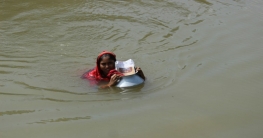 দুই খাল সাঁতরে স্কুলে যায় অদম্য তসলিমা