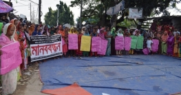 পার্বতীপুরে রেলের জায়গায় অবৈধ স্থাপনা উচ্ছেদের প্রতিবাদে বিক্ষোভ